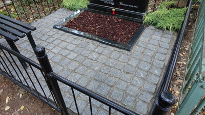 Могила со стандартными памятниками приобретает законченный вид, по ней очень приятно ходить